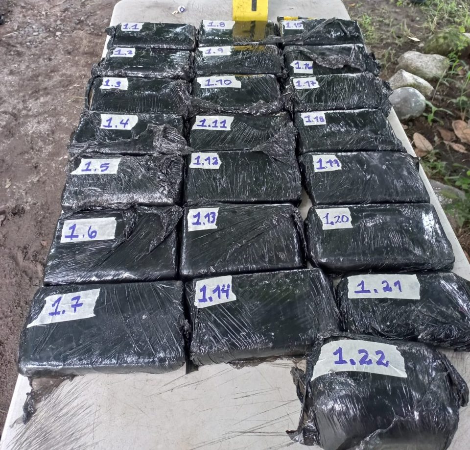 Localizan 21 paquetes con posible cocaína en Escuintla