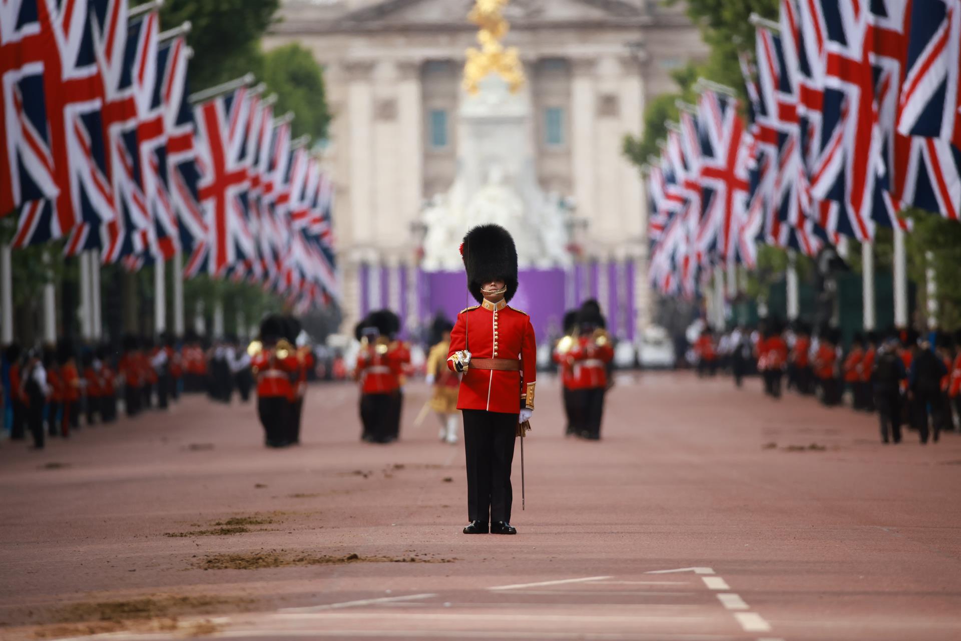 Empieza el desfile militar en el último día del Jubileo de Platino