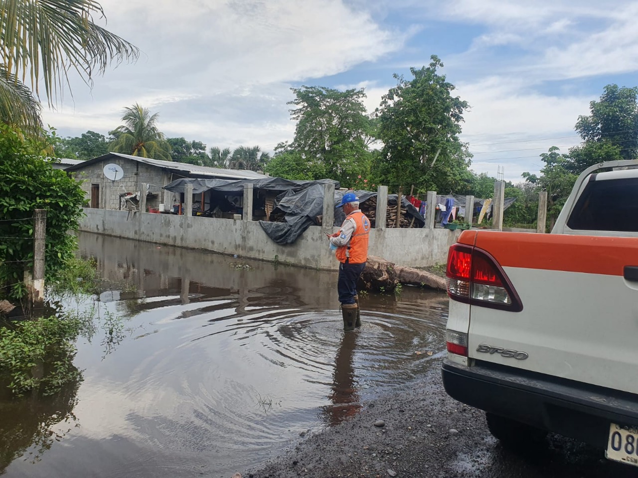 Atienden a damnificados por inundaciones en Escuintla