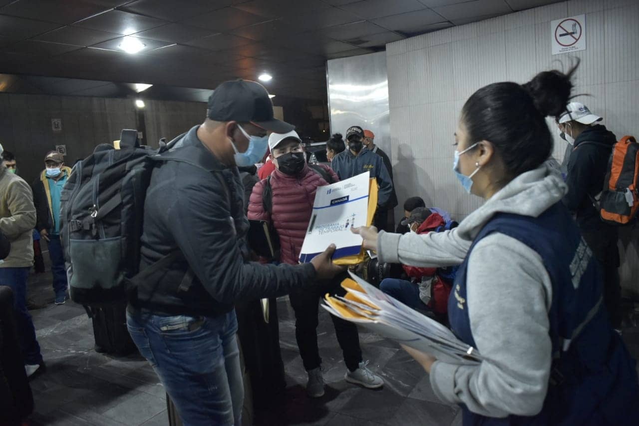 Los guatemaltecos reciben apoyo del personal de Mintrab en el Aeropuerto Internacional la Aurora.