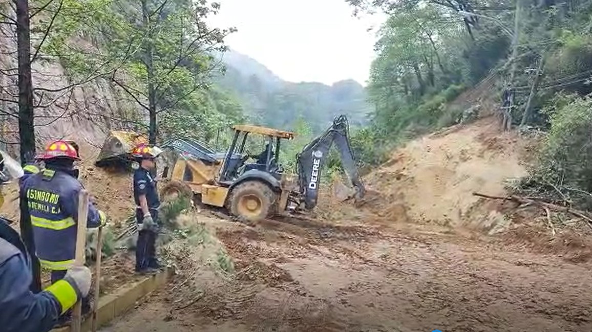 Atienden derrumbe registrado en ruta Interamericana