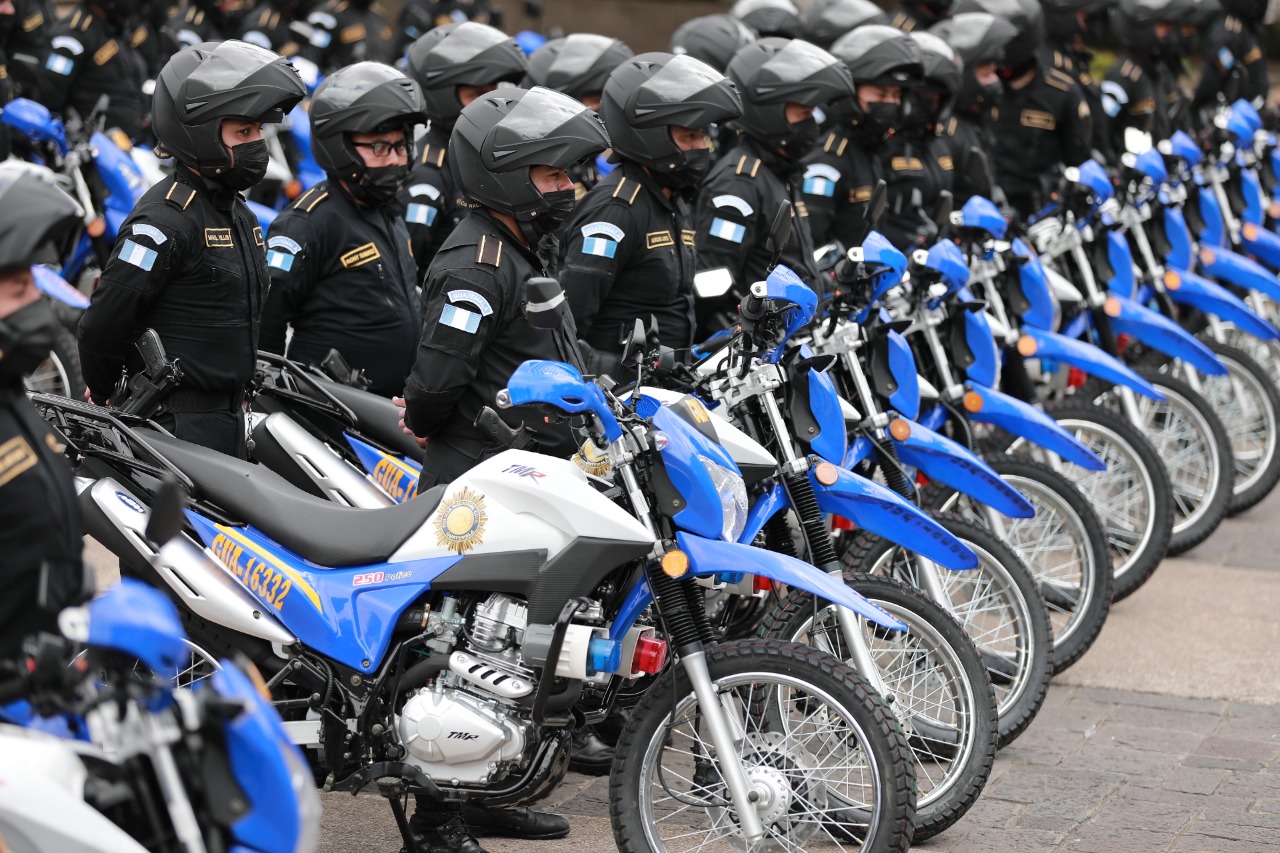 Presidente entrega motocicletas a la PNC para fortalecer seguridad ciudadana