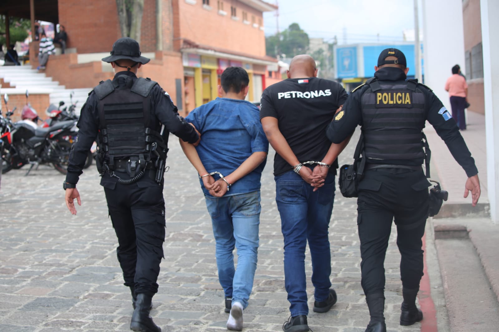 Capturan a dos individuos que atentaron contra bus extraurbano