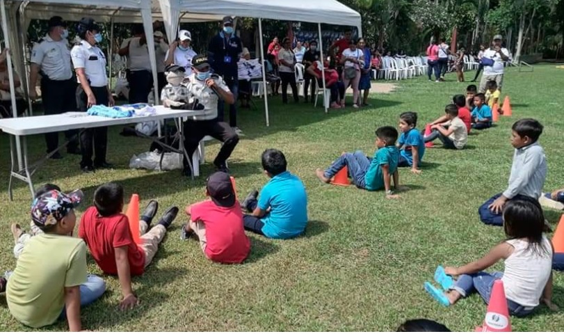 Policía ventrílocuo lleva mensajes de prevención a niños en todo el país