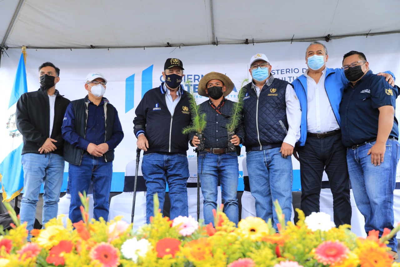Benefician a familias con la entrega de plantas agroforestales