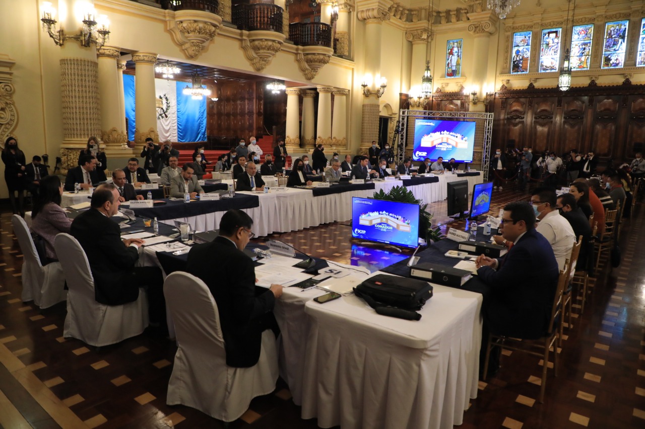 Presidente insta a alcaldes a evitar que queden obras de arrastre
