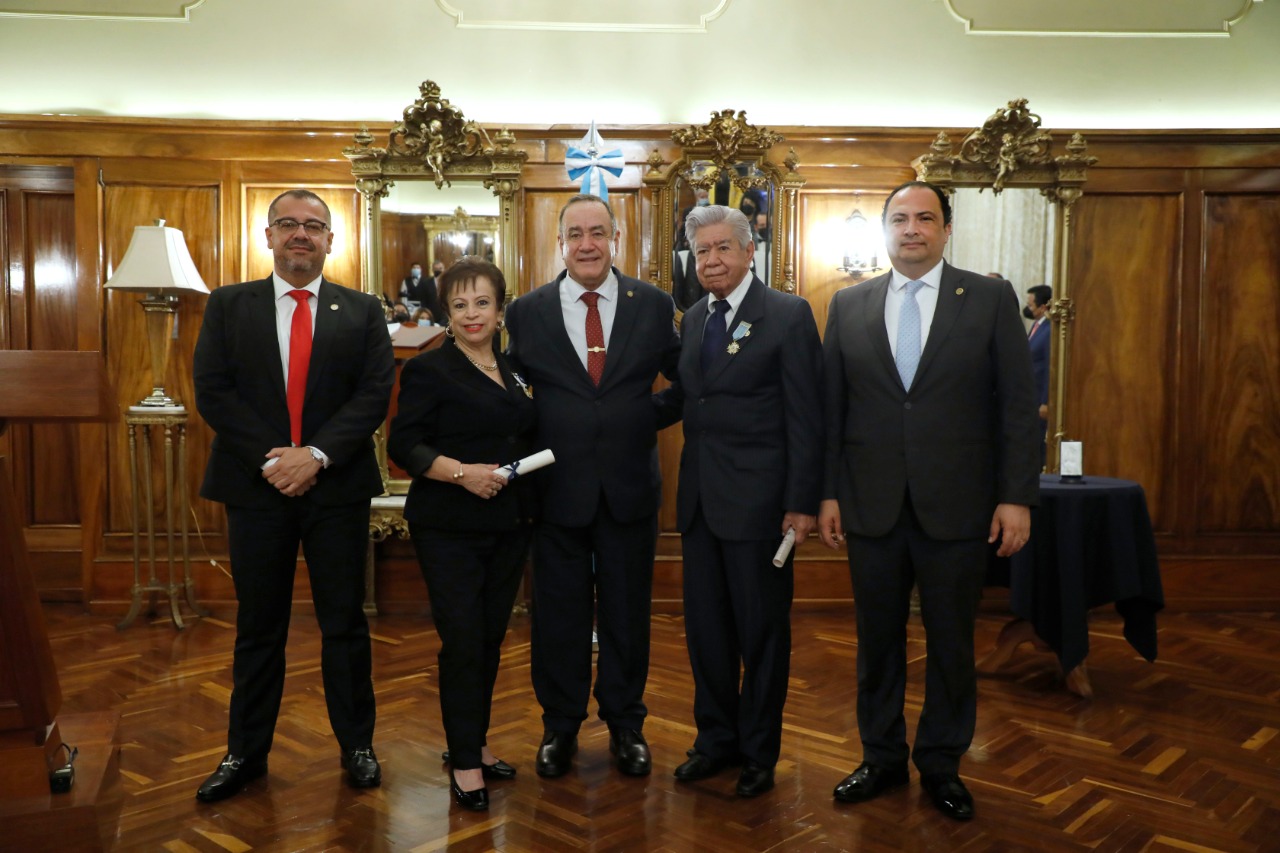 Presidente condecora a artistas guatemaltecos con Orden Antonio José de Irisarri