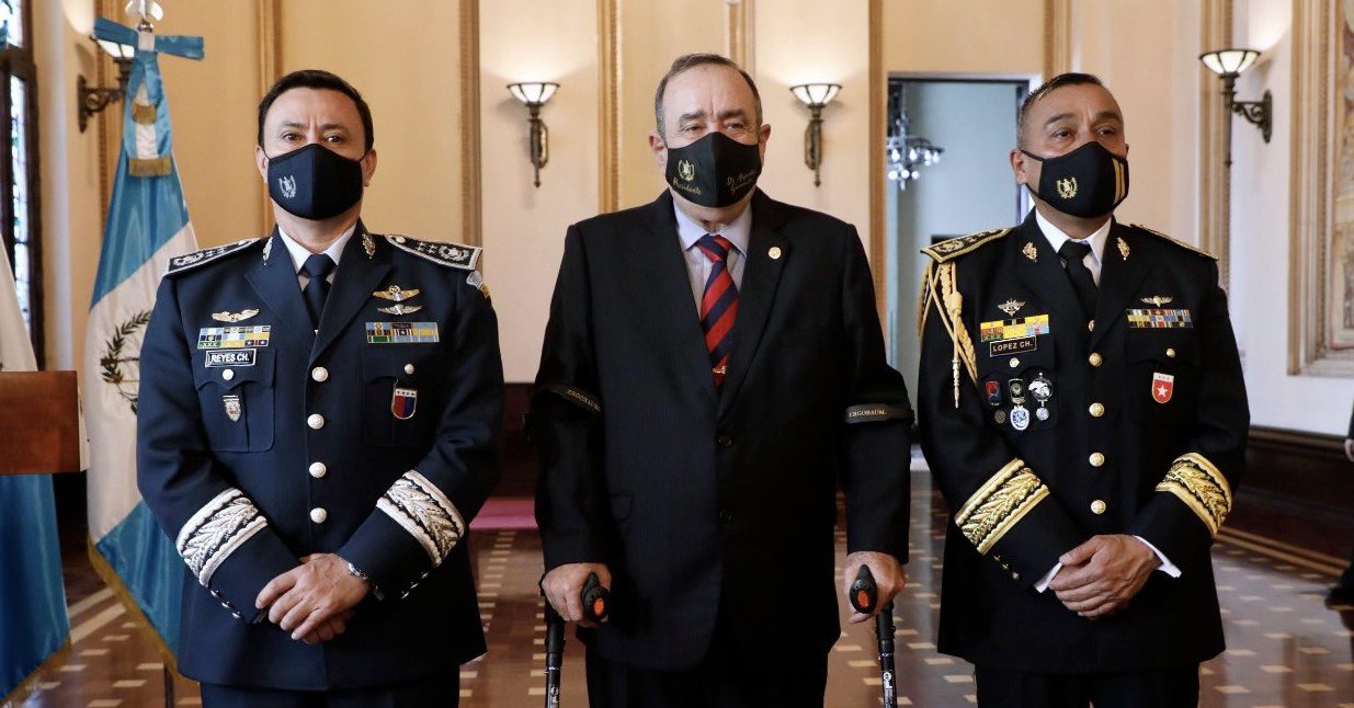 Presidente participa en ascensos de miembros del Ejército de Guatemala