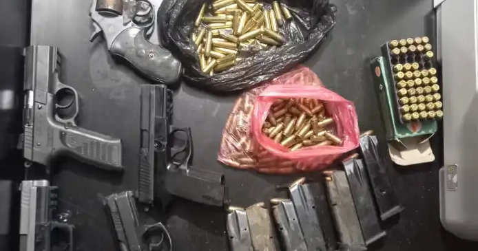 Localizan armas de fuego y dispositivos móviles durante requisa en centro de detención