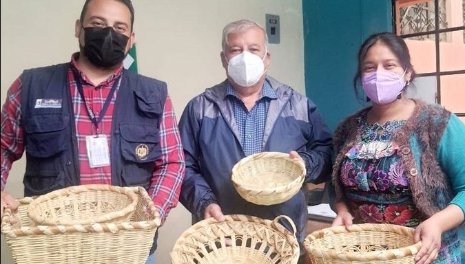 Mujeres de Baja Verapaz y Sololá mejorarán sus ingresos con apoyo de Beca Artesano
