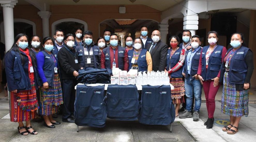 Colaboradores de Acompáñame a Crecer reciben artículos para prevenir el COVID-19