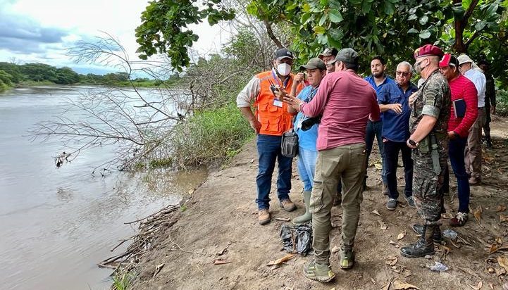 Supervisan bordas en río Paz