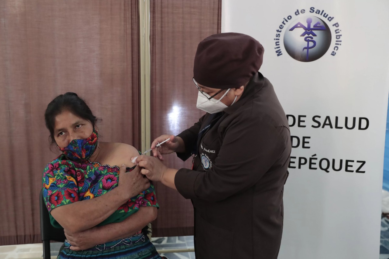 Salud reporta más de 39 mil dosis contra COVID-19 administradas a comadronas