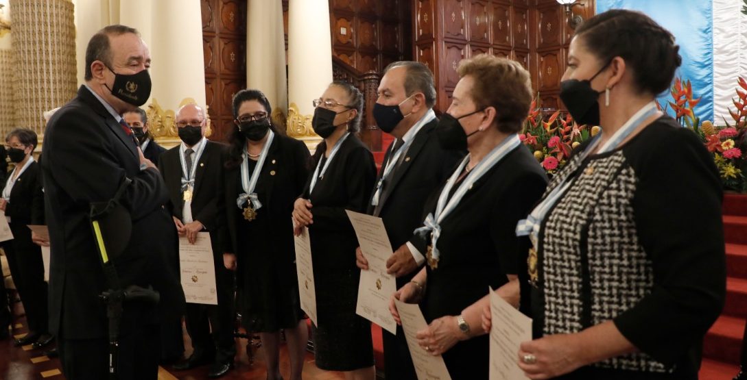 Presidente entrega Orden Francisco Marroquín y reconoce labor magisterial