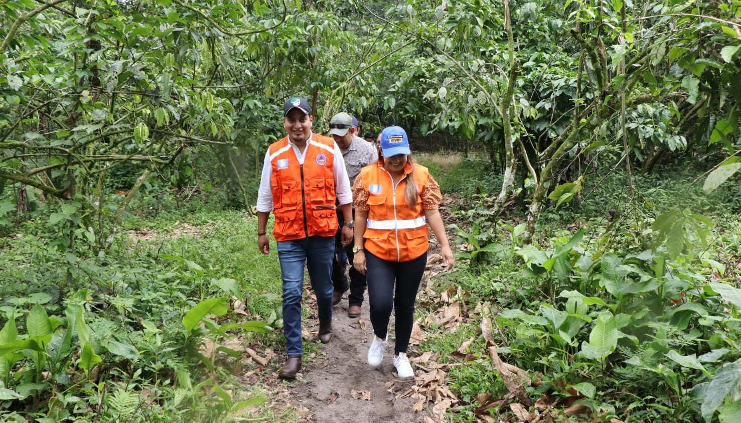 Autoridades visitan comunidad aledaña al volcán Santiaguito