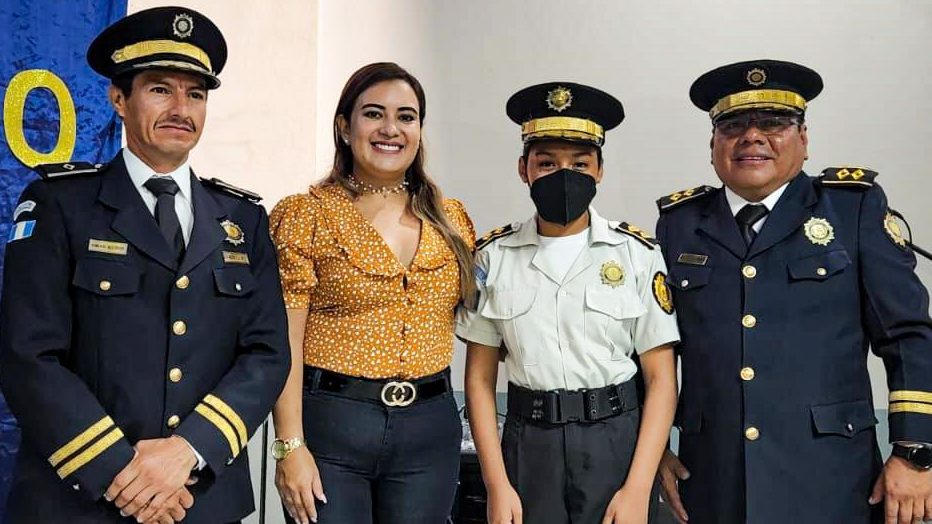 PNC nombra a niña comisaria general del distrito sur