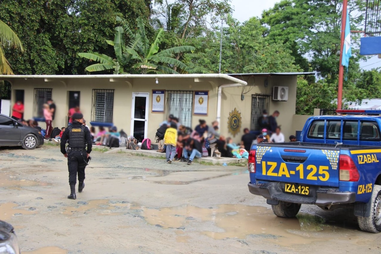 Capturan a ocho presuntos coyotes y remiten a 51 migrantes por ingreso irregular al país