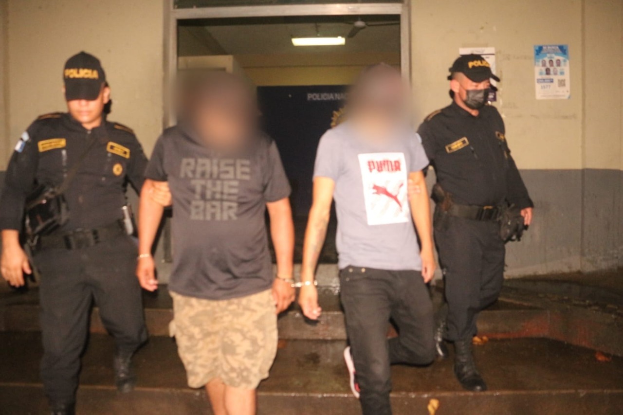 Capturan a dos presuntos coyotes por el traslado de 12 extranjeros