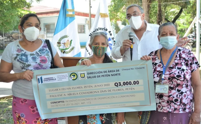 Más de 200 comadronas de Petén reciben incentivo económico.
