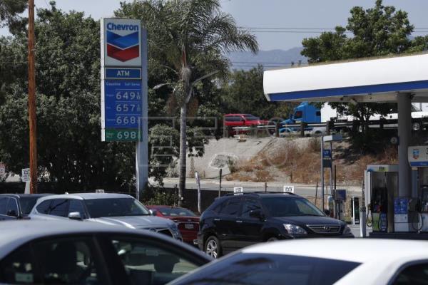 Hace un año, en junio de 2021, el precio medio del galón de gasolina se ubicaba en 3.07 dólares.