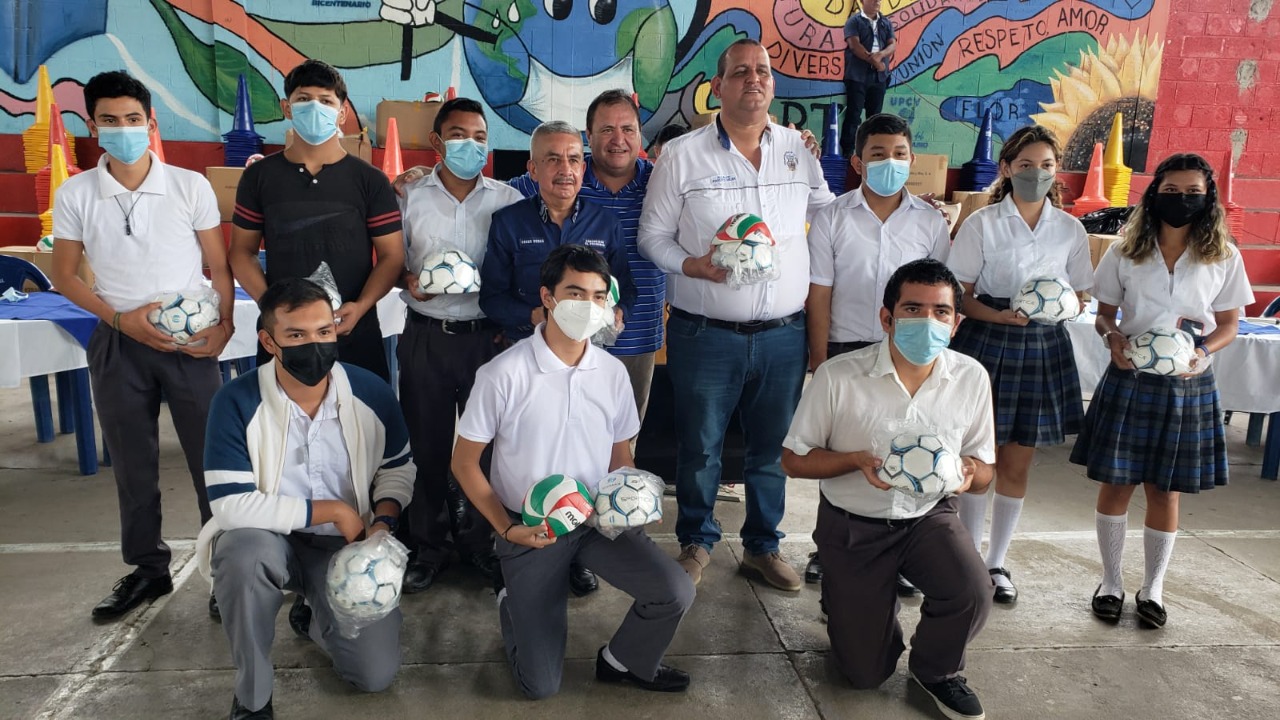 Entregan material didáctico deportivo a estudiantes de El Progreso