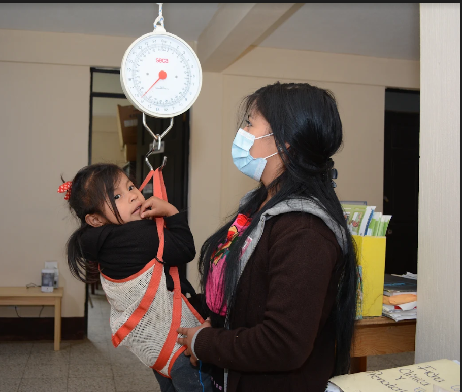 Peso y medición de talla de niños de 0 a 5 años. 