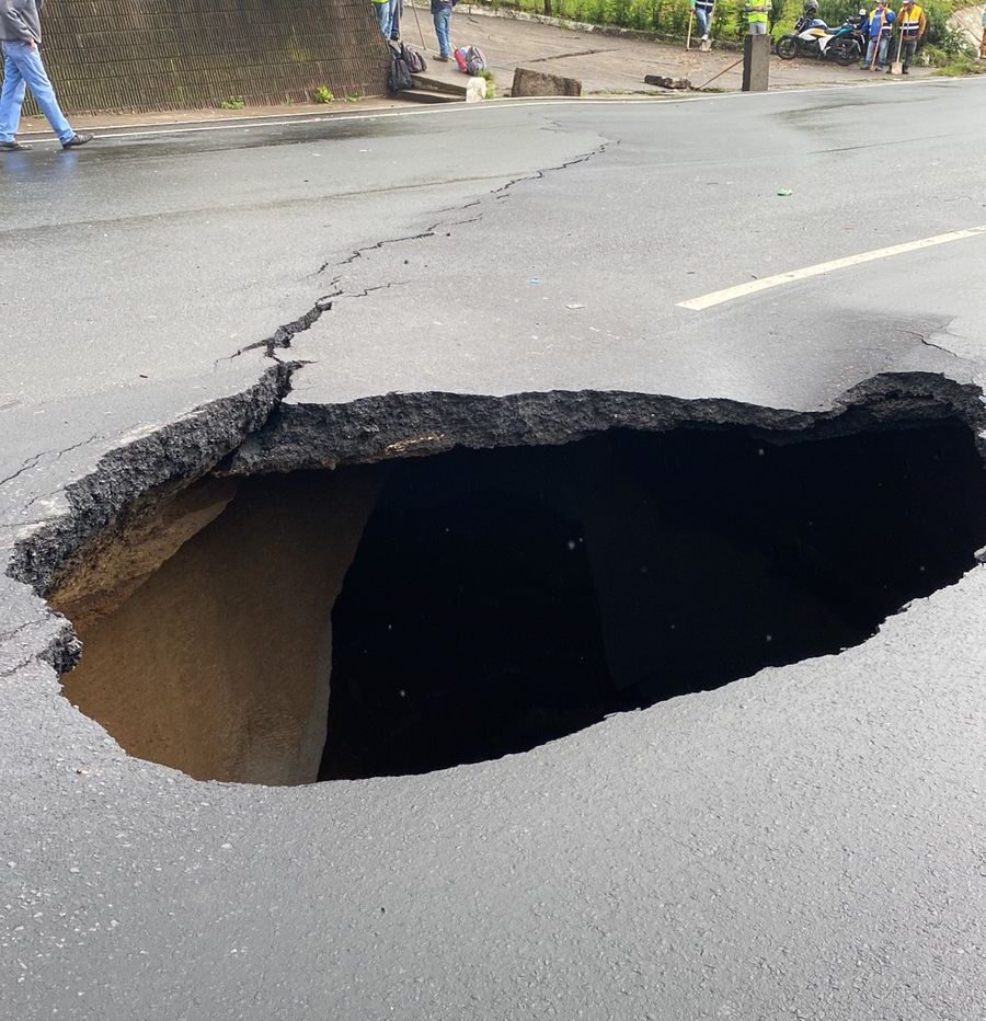 Autoridades atienden emergencia por socavamiento en el kilómetro 15 al Pacífico