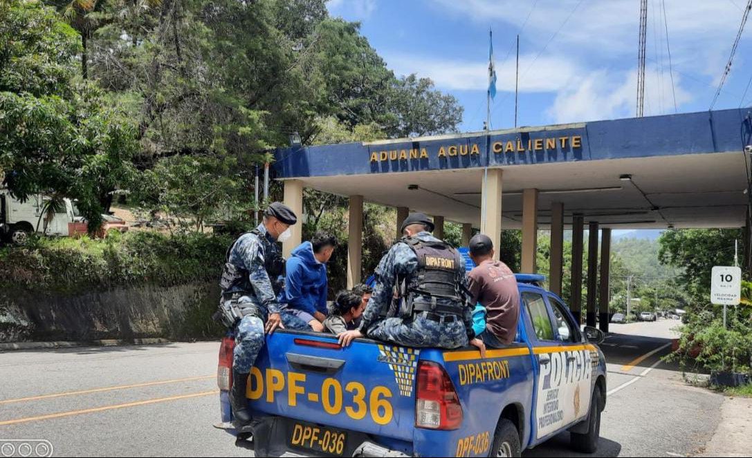 Remiten a Migración a grupo de 20 extranjeros por ingreso irregular al país