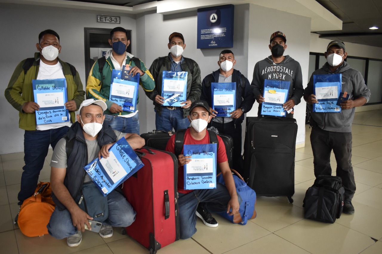 Grupo de 31 guatemaltecos viaja al extranjero con visas de trabajo