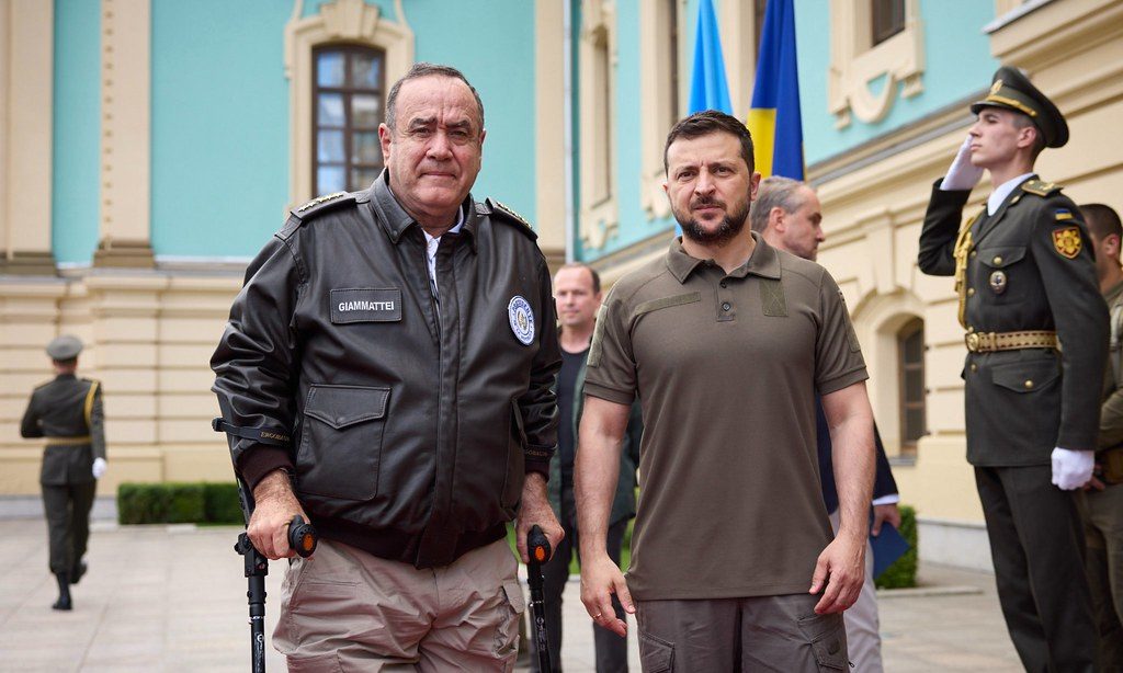 El mandatario Giammattei junto a su homólogo de Ucrania, Volodímir Zelenski.