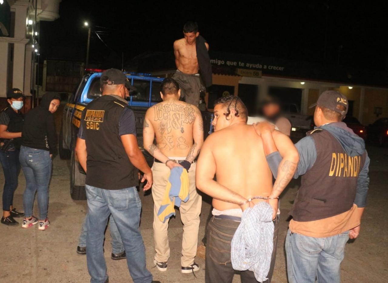 Capturan a dos presuntos coyotes por movilizar a cinco mareros salvadoreños