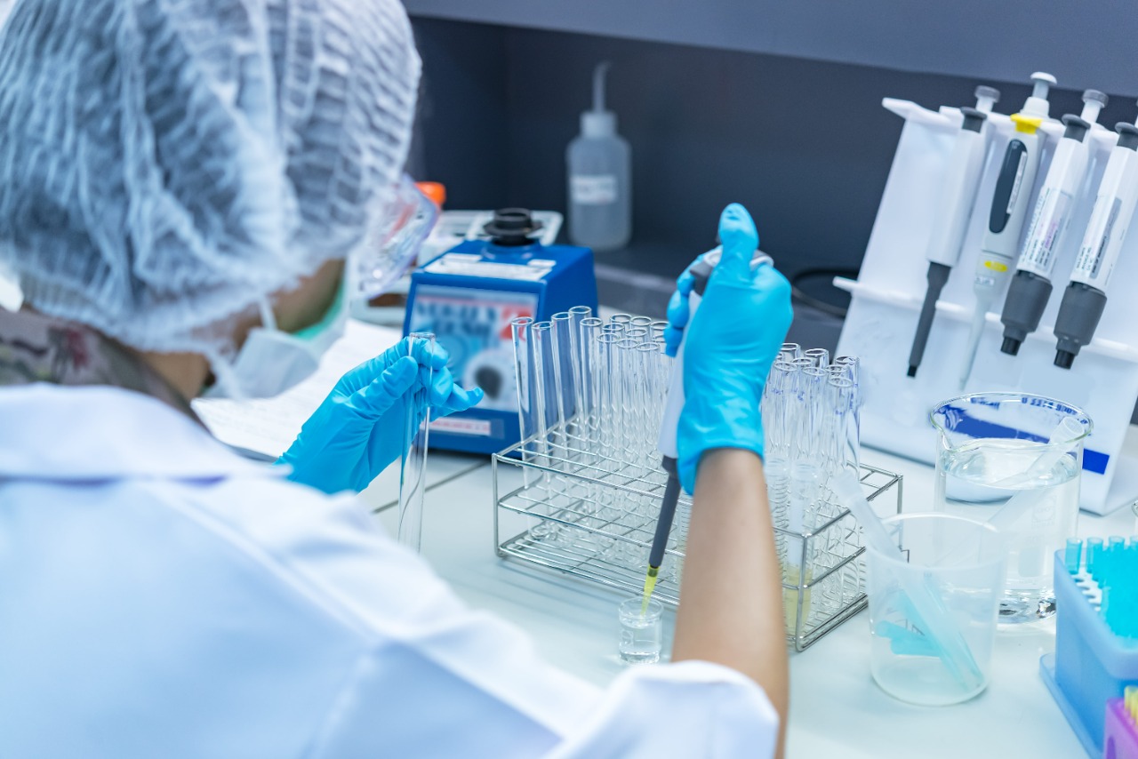 Presentan guías de importación de muestras para laboratorios