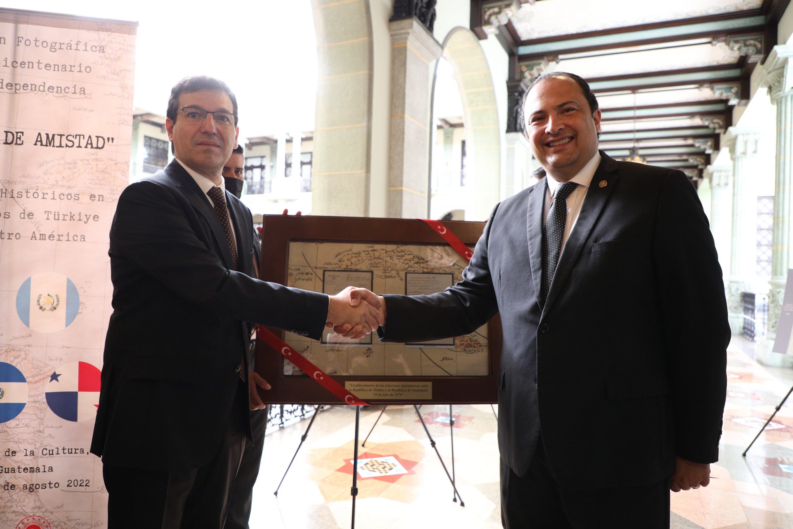 Autoridades de ambas naciones participaron en la inauguración de la exposición.