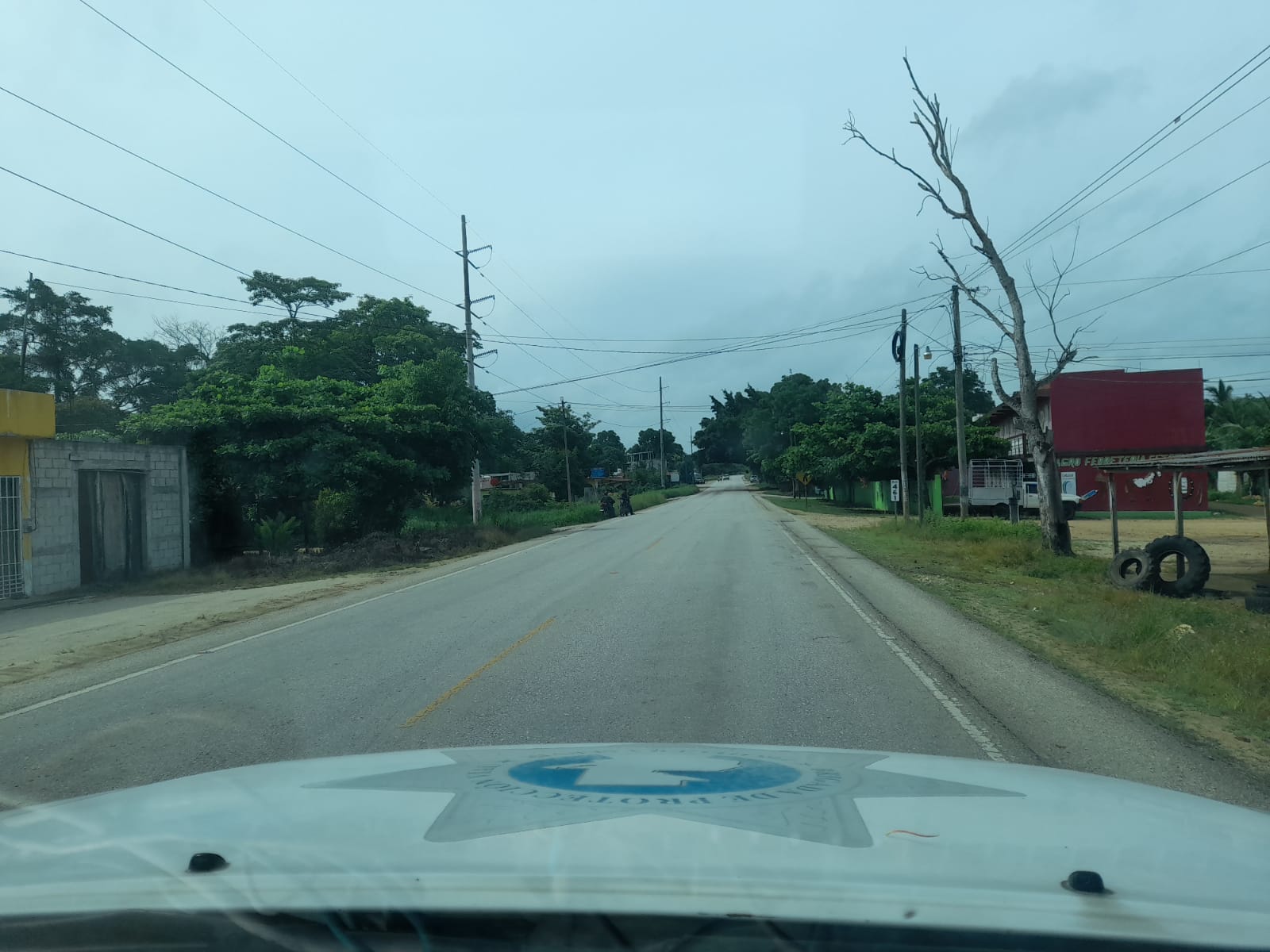 Instan a automovilistas a conducir con precaución