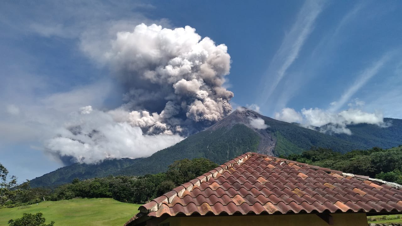 Autoridades efectúan monitoreo tras explosiones del volcán de Fuego