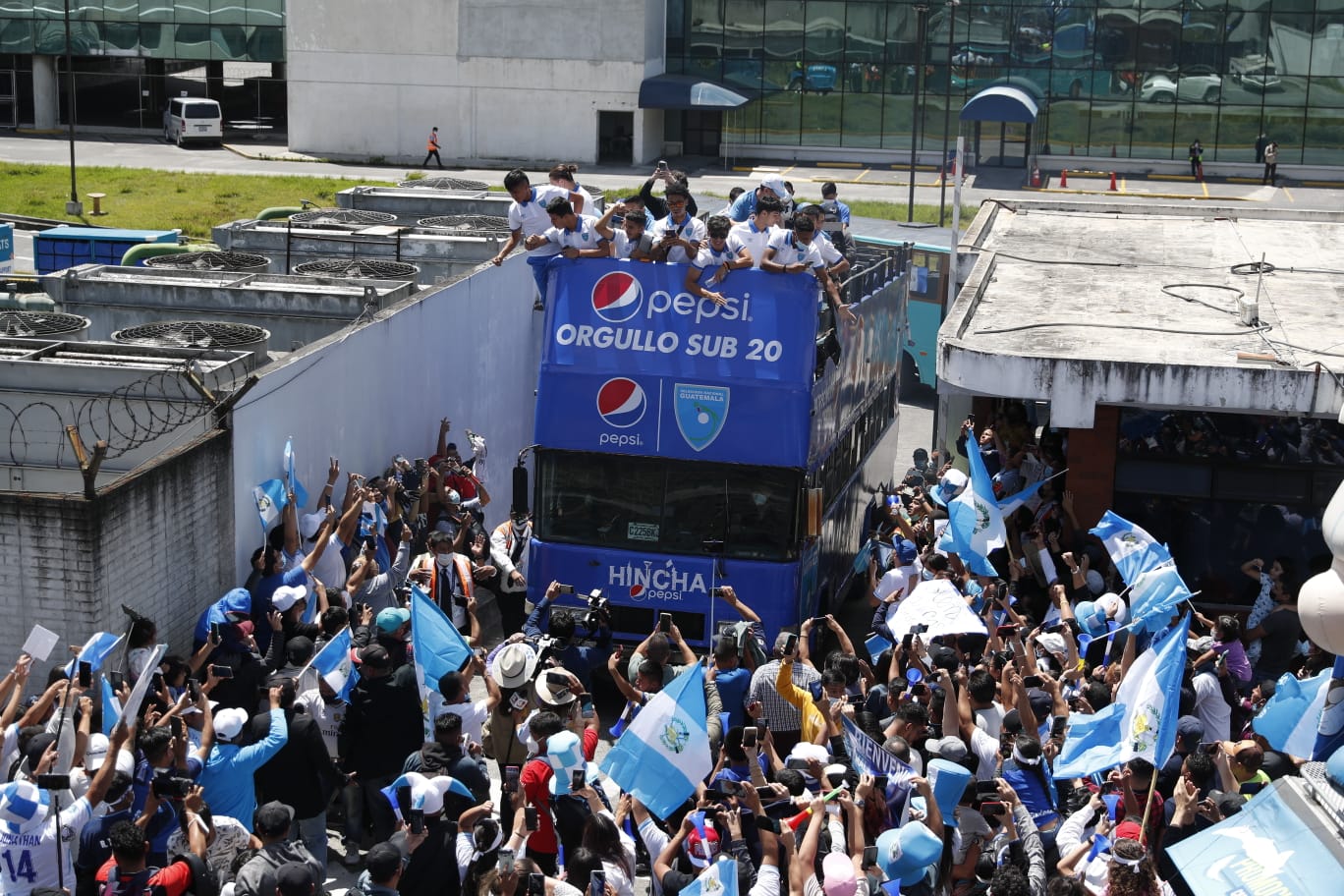 Selección Sub-20 recibe calurosa bienvenida por la afición