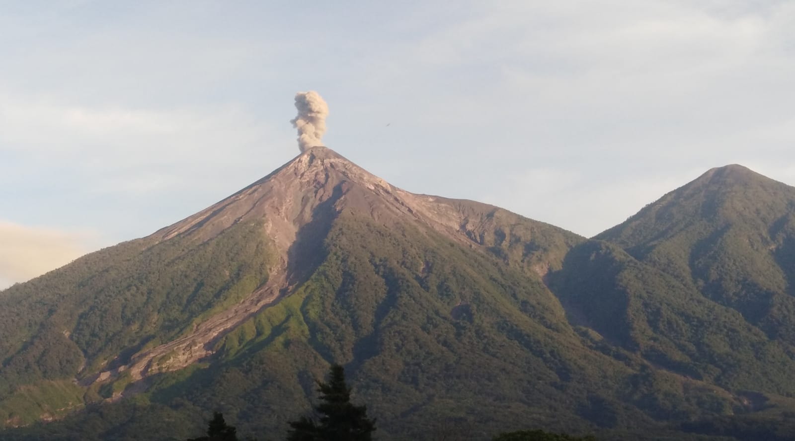 Dan seguimiento al volcán de Fuego por actividad efusiva