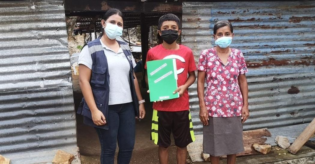 Jóvenes beneficiarios de Beca Educación Media en Petén reciben visitas domiciliares
