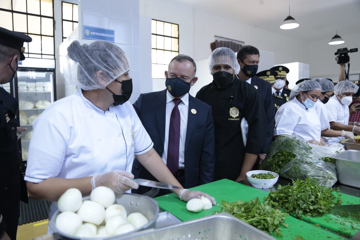 Dignifican a policías con comedor en comisaría 11