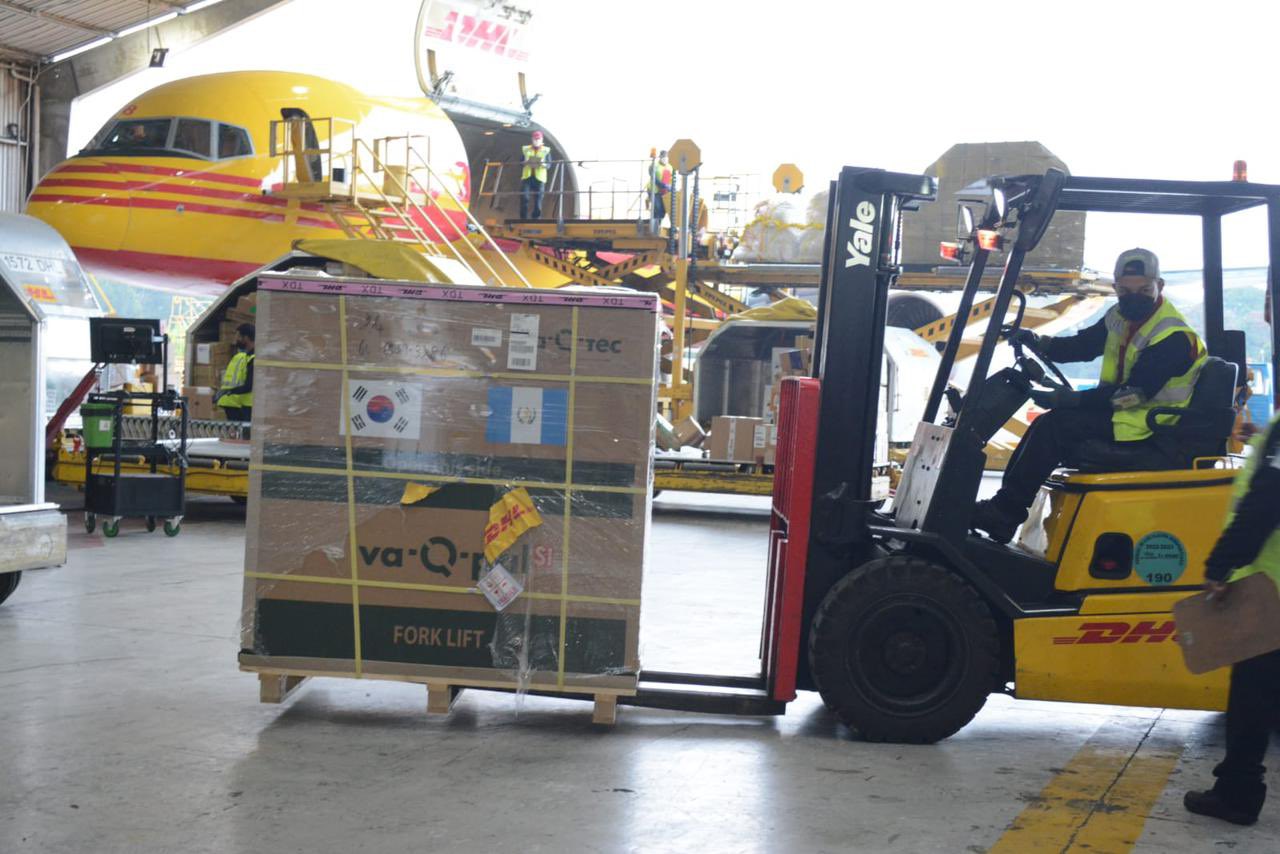 COVID-19: Guatemala recibe lote de vacunas para atender a niños de 6 a 11 años