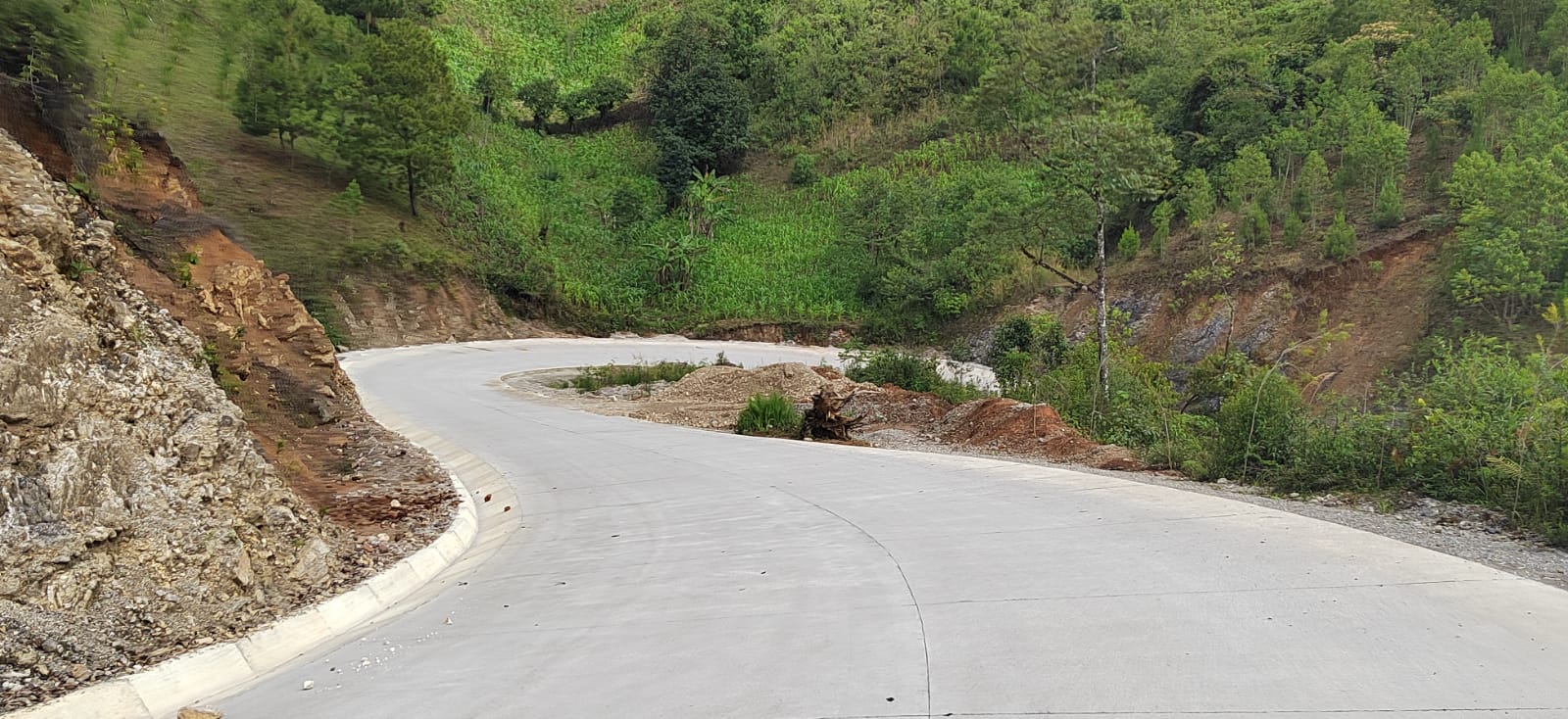CIV continúa con mejoramiento de camino rural en San Juan Chamelco