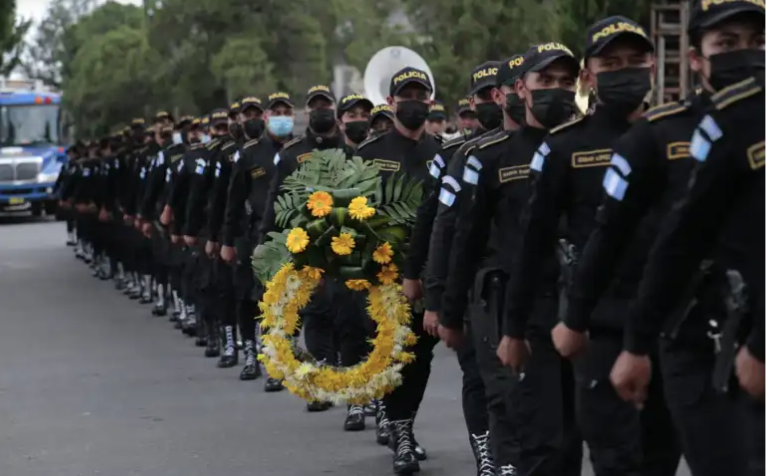 Agentes rinden homenaje a sus compañeros fallecidos