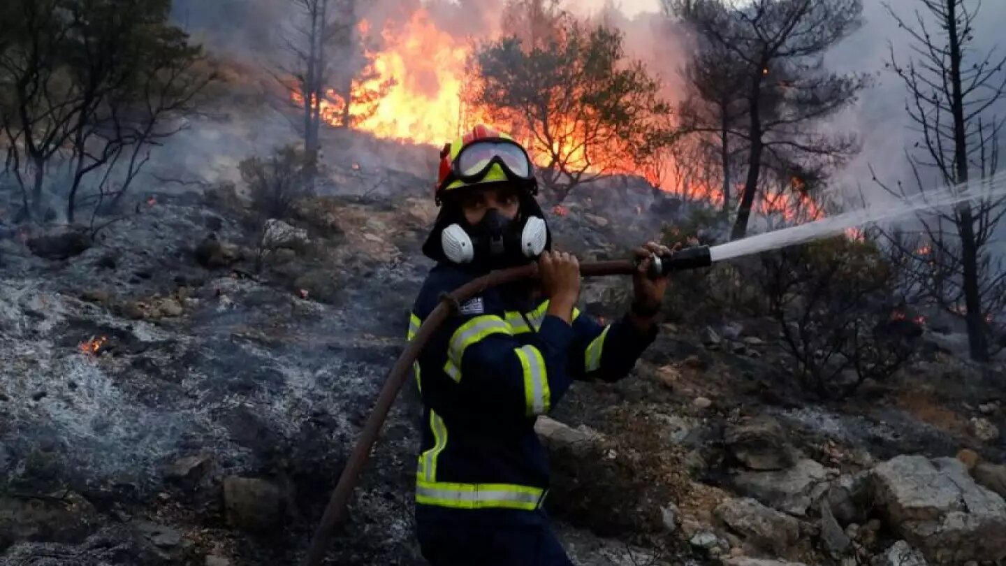 Fuego al norte de Atenas, Grecia, se descontrola y alcanza las primeras casas