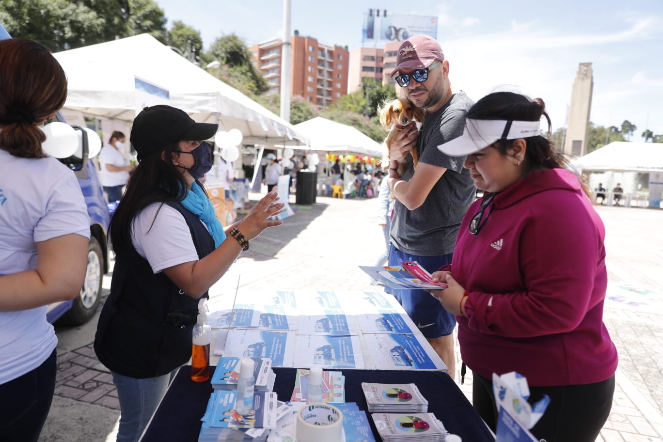 La feria informativa se realiza este domingo en pasos y pedales en la ciudad capital.