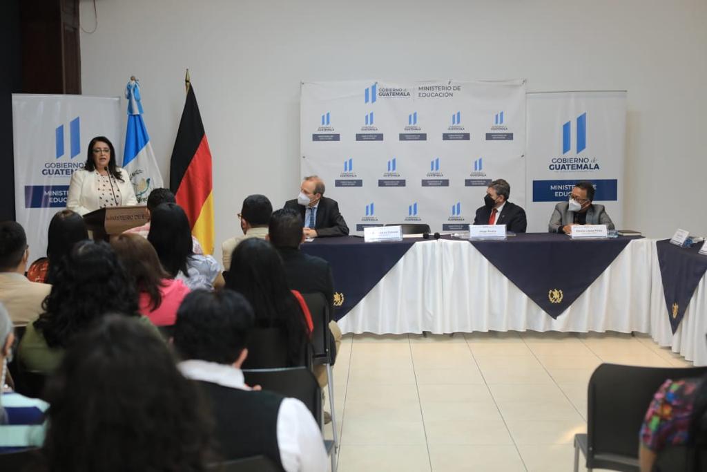 Lanzan Maestría de Políticas Educativas para docentes guatemaltecos