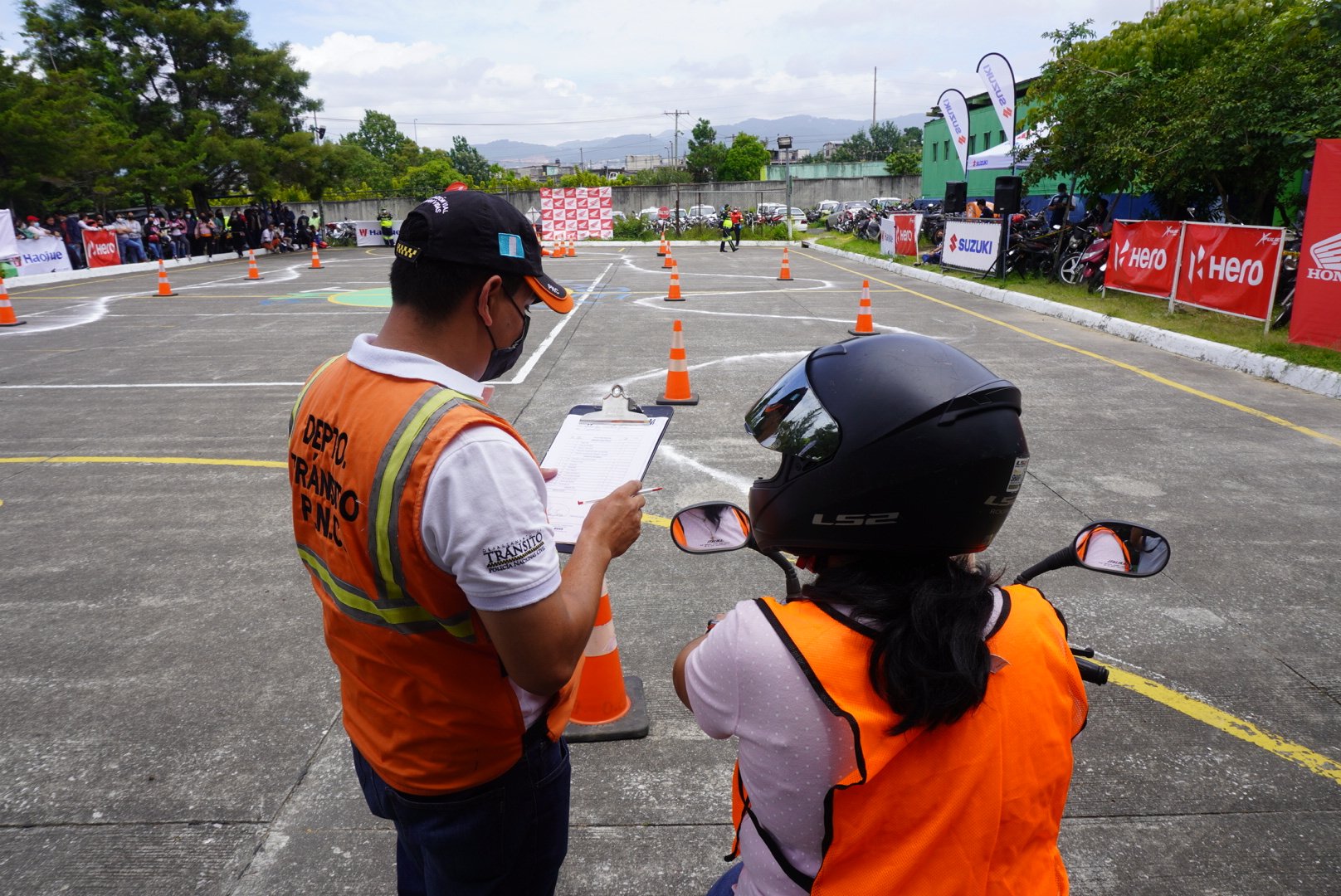 Tacones y Ruedas ayuda a mujeres a obtener su licencia para conducir motocicleta