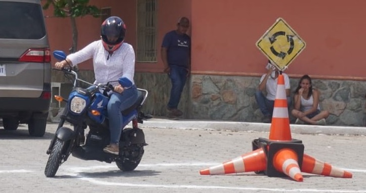 Departamento de Tránsito lleva su campaña Motorista Segura a Villa Nueva