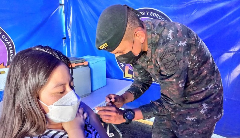 Ejército de Guatemala ha inmunizado a más de 4 millones de personas