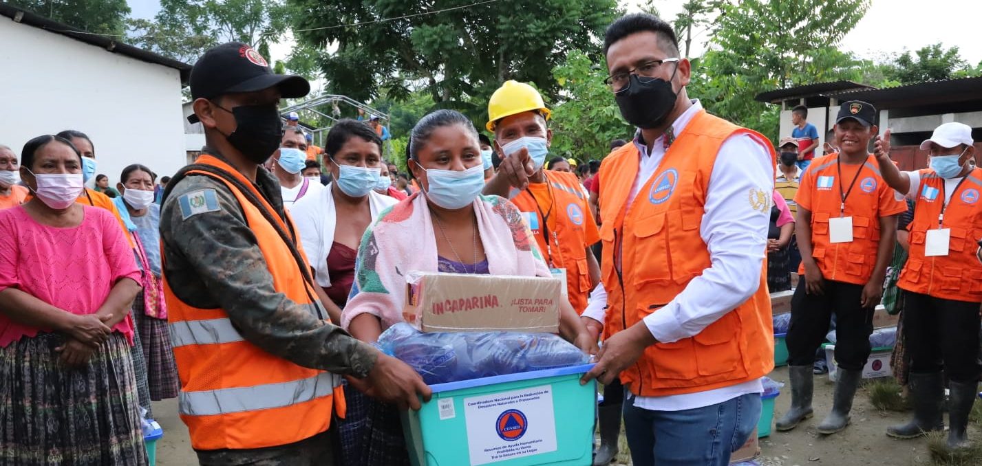 Conred lleva ayuda humanitaria a familias afectadas por las lluvias en Panzós