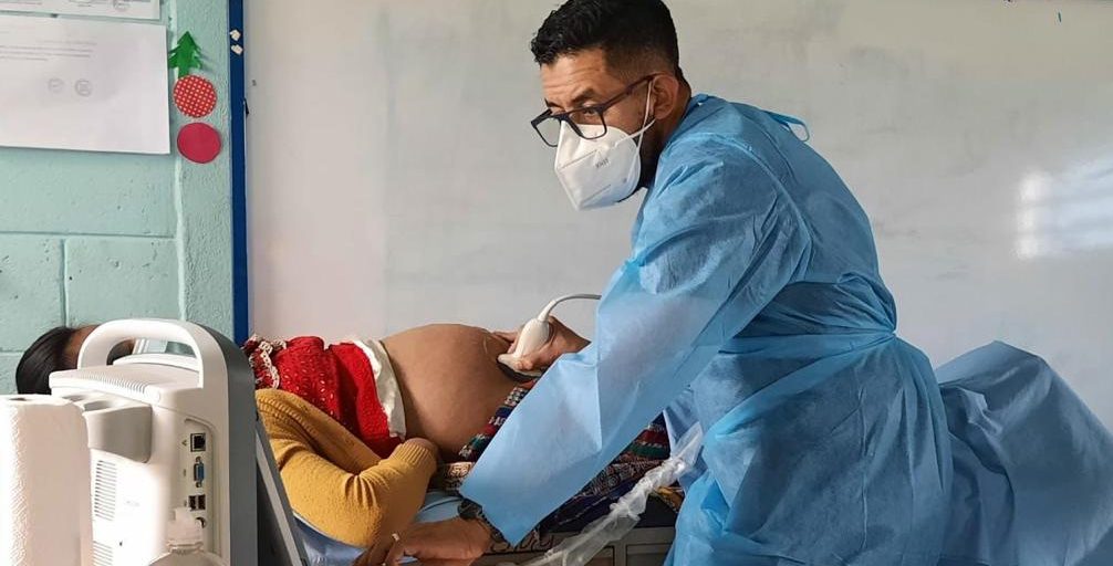 Feria integral de salud beneficia a vecinos de Totonicapán